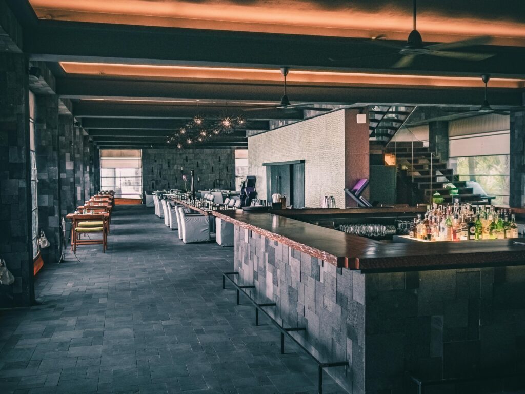 Elegant bar and lounge area with contemporary interior design, perfect for dining and relaxing.